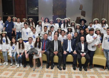 Rivlin organiza celebración de bar y bat mitzvah para 60 niños sobrevivientes del terrorismo