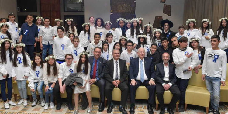 Rivlin organiza celebración de bar y bat mitzvah para 60 niños sobrevivientes del terrorismo