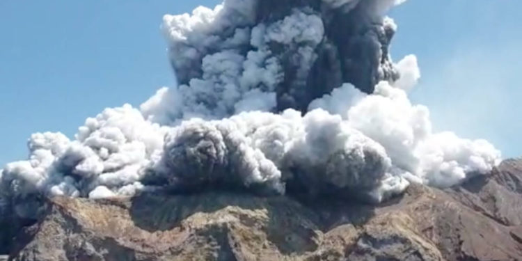 Erupción de volcán en Nueva Zelanda deja docenas de muertos
