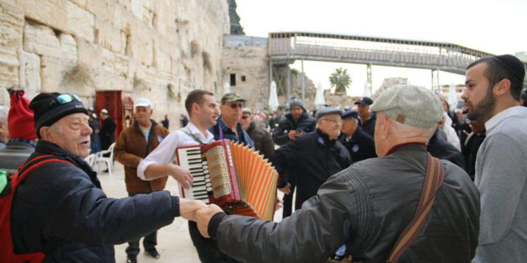 Ochenta sobrevivientes del Holocausto celebran sus bar y bat mitzvah en el Muro Occidental