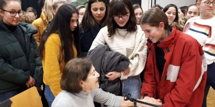 Sobreviviente del Holocausto cuenta su historia a estudiantes de Alemania