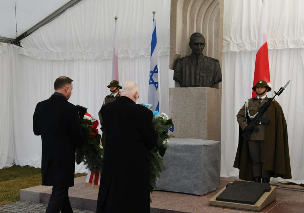 El presidente Reuven Rivlin pone una corona de flores con el presidente polaco Andrzej Duda en el Día Internacional de Recordación del Holocausto, 27 de enero de 2020 (Crédito de la foto: Amos Ben Gershom / GPO)