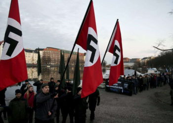 Neonazis niegan el Holocausto y queman bandera israelí en Finlandia