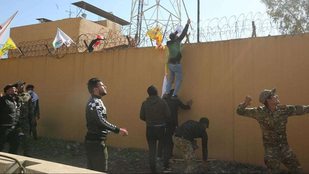 Manifestantes pro iraníes intentan violar el complejo de la embajada de Estados Unidos en Bagdad ( Foto: AFP )
