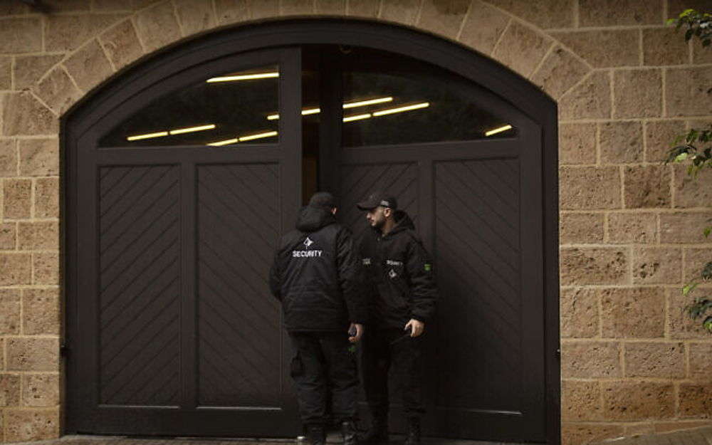 Guardias de seguridad privados se unen en la puerta del garaje de la casa del ex presidente de Nissan, Carlos Ghosn, en Beirut, Líbano, el 2 de enero de 2020. (Foto AP / Maya Alleruzzo)