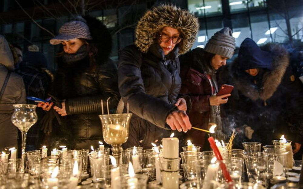 Miembros de la comunidad iraní de Montreal asisten a una vigilia, el jueves 9 de enero de 2019 en el centro de Montreal (Andrej Ivanov / The Canadian Press vía AP)