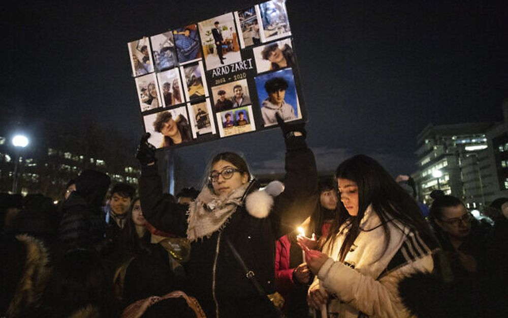 Los dolientes asisten a una vigilia en Toronto, el jueves 9 de enero de 2020, para recordar a las víctimas del avión civil ucraniano que se estrelló cerca de Teherán el martes por la noche, matando a las 176 personas a bordo. (Chris Young / The Canadian Press vía AP)