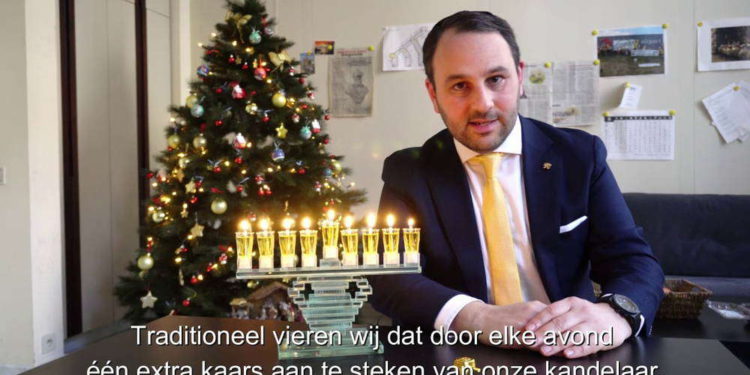 Diputado judío belga criticado por encender menorá cerca de un nacimiento