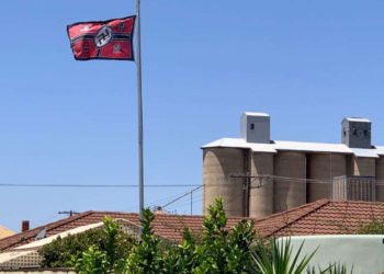 Bandera nazi es retirada de casa en Australia tras presión de los vecinos