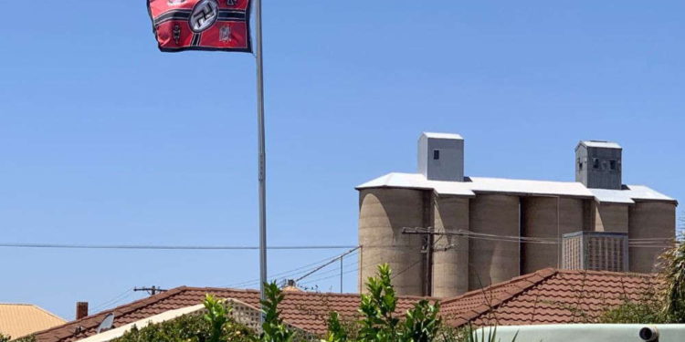 Bandera nazi es retirada de casa en Australia tras presión de los vecinos