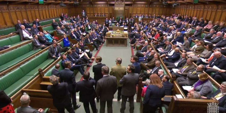 Parlamentarios de Reino Unido instan al gobierno a reconocer “Palestina”