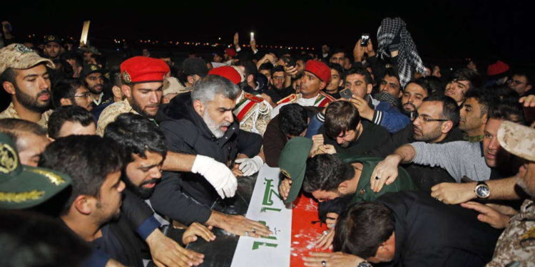 Restos de Soleimani llegan a Irán y son recibidos al grito de “Muerte a América”