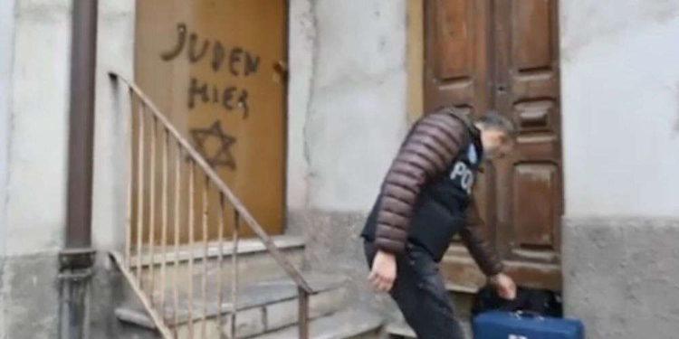 Graffiti antisemita pintado en la puerta de sobreviviente del Holocausto en Italia