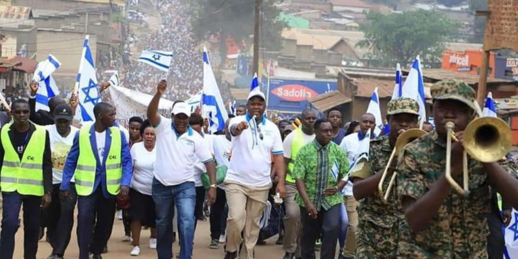 Miles de cristianos en Uganda marchan para bendecir a Israel