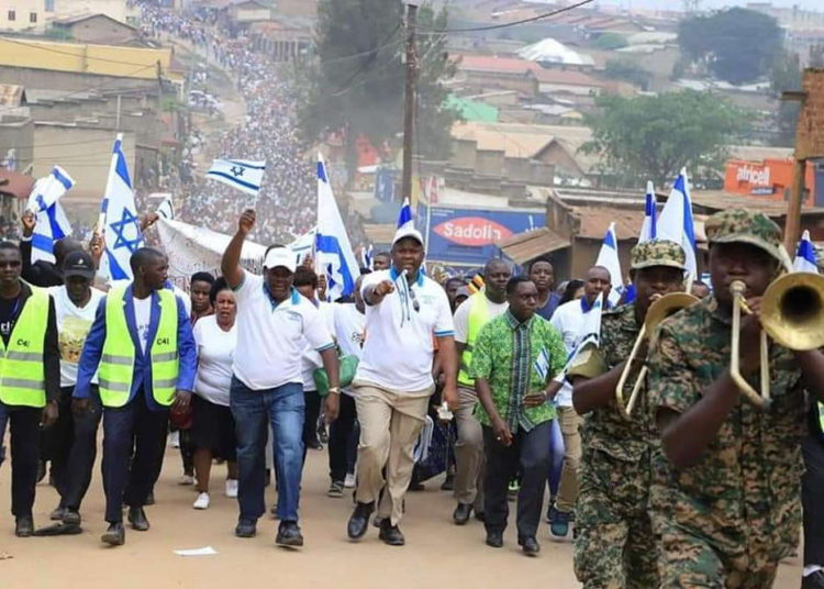 Miles de cristianos en Uganda marchan para bendecir a Israel
