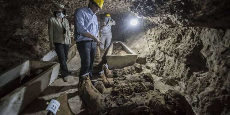 Arqueólogos egipcios revelan tumbas antiguas y sarcófagos de hace 2.500 años