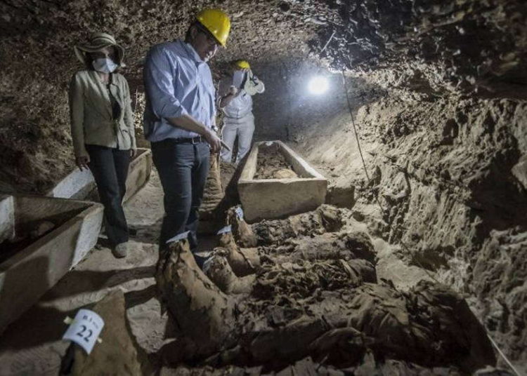 Arqueólogos egipcios revelan tumbas antiguas y sarcófagos de hace 2.500 años