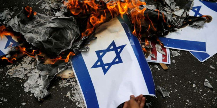 Partido de izquierda de Alemania bloquea prohibición de quemar la bandera israelí