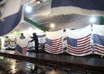 Fábrica iraní produce banderas de Israel y EE. UU. para que sean quemadas por manifestantes