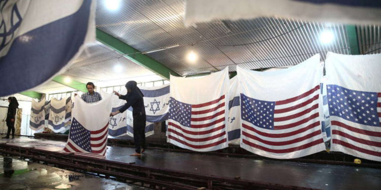 Fábrica iraní produce banderas de Israel y EE. UU. para que sean quemadas por manifestantes