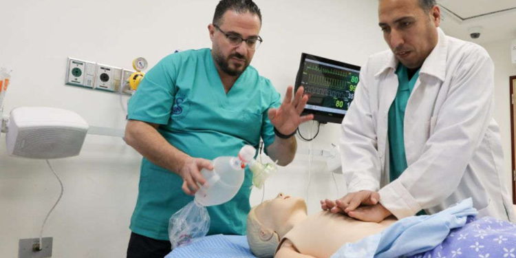 Enfermeros de Gaza entrenan en Israel: “Hablamos de salud, no de política”