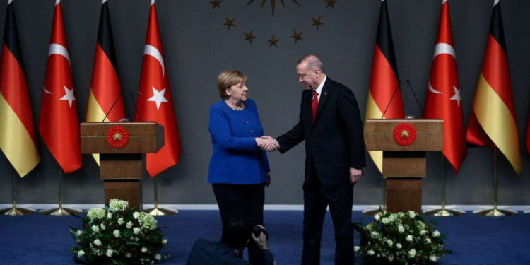 Merkel se reúne con Erdogan en Estambul para dialogar sobre los conflictos en Siria y Libia