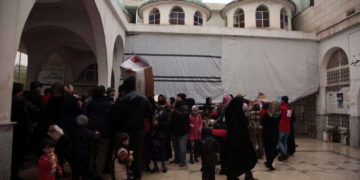 Familias sirias se refugian en mezquita para escapar de los ataques de Assad y Rusia