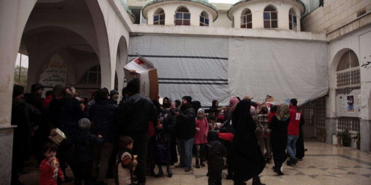 Familias sirias se refugian en mezquita para escapar de los ataques de Assad y Rusia