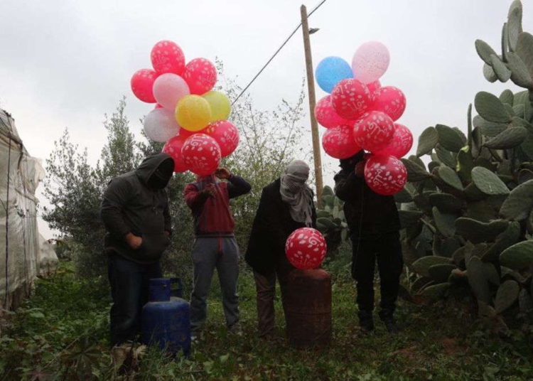 Globos incendiarios lanzados desde Gaza aterrizan en el sur de Israel