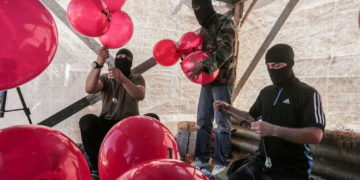 Dos globos incendiarios lanzados desde Gaza aterrizan en el sur de Israel