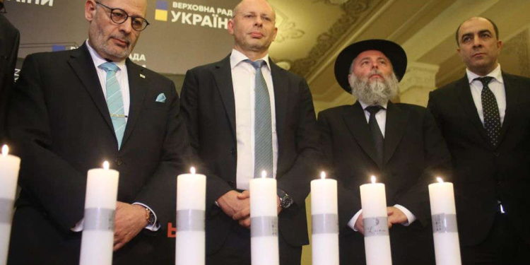 Parlamento de Ucrania conmemora el Holocausto por primera vez