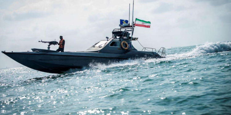 ¿Cómo funcionarían las lanchas rápidas de Irán contra la Marina de EE. UU.?