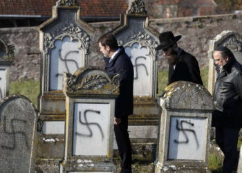 Lápidas vandalizadas en 3 cementerios judíos en Polonia