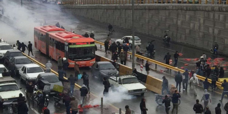 Fuerzas iraníes abren fuego contra manifestantes en Teherán