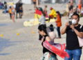 Israel cierra playas abarrotadas a medida que los casos de coronavirus aumentan