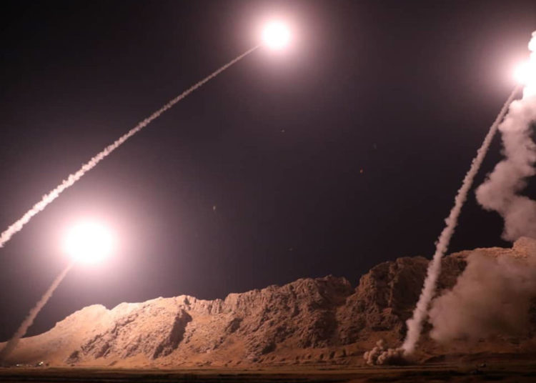 Irán dispara decenas de misiles a fuerzas de Estados Unidos en Irak