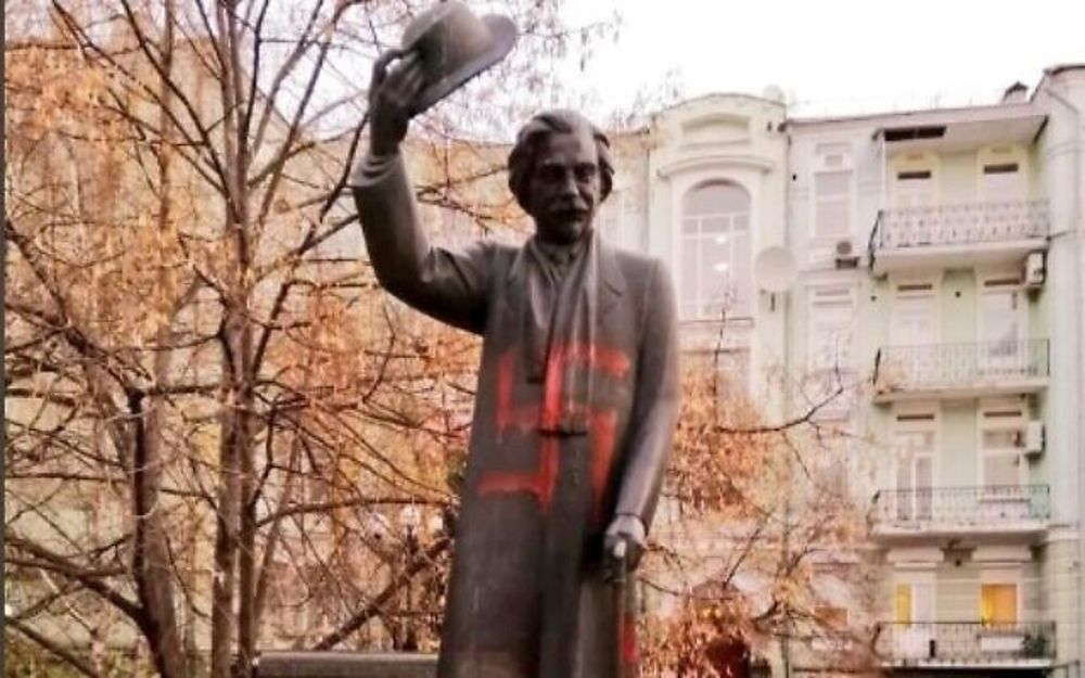 Un monumento al escritor y humorista yiddish Sholem Aleichem en la capital ucraniana de Kiev fue destrozado con esvásticas el 25 de noviembre de 2019. (Twitter)