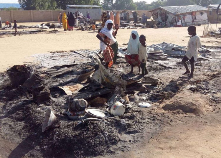 Atentado del Estado Islámico en Nigeria deja 20 soldados muertos y mil civiles sin hogar