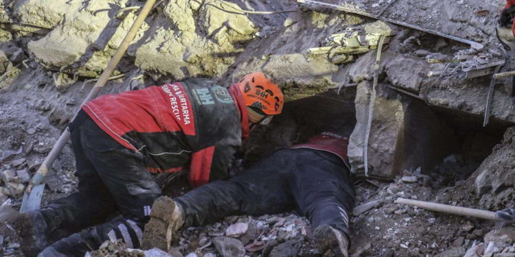 Turquía busca sobrevivientes del terremoto mientras el número de muertos asciende a 35