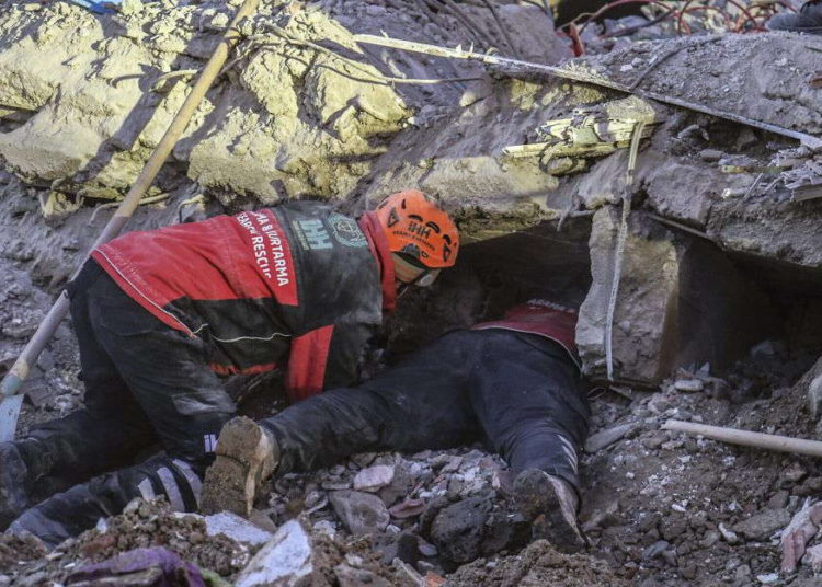 Turquía busca sobrevivientes del terremoto mientras el número de muertos asciende a 35