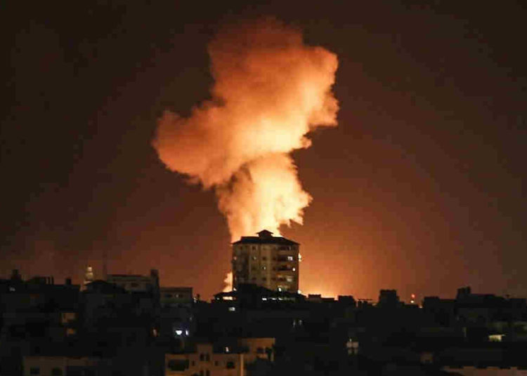 Israel ataca posiciones terroristas en Gaza en respuesta al lanzamiento de cohetes
