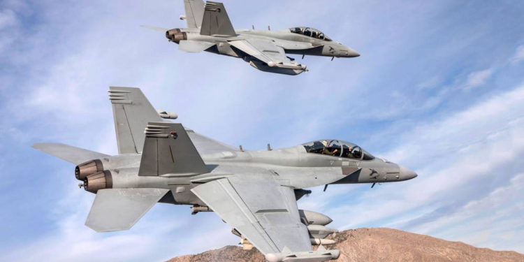 Estados Unidos prueba aviones de combate sin piloto controlados desde otro avión