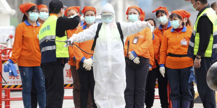 Número de muertes por coronavirus de China supera las 800