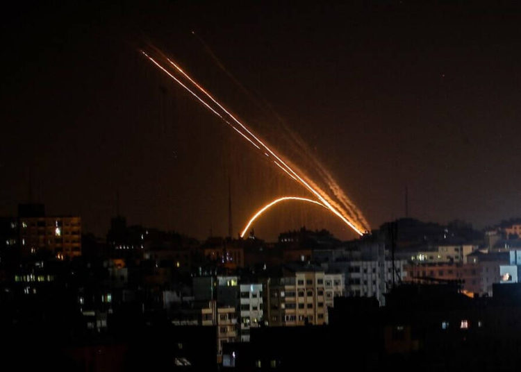 Hamás ataca las comunidades cercanas a Gaza minutos antes del alto el fuego