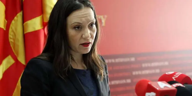 Ministra judía de Macedonia del Norte fue destituida por mantener el antiguo nombre del país