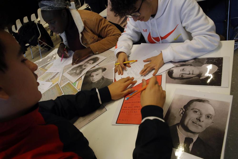 Los estudiantes miran los archivos de los deportados en un taller dedicado al recuerdo del Holocausto en el memorial Drancy Shoah, en las afueras de París, el 30 de enero de 2020. ( Foto: AP )