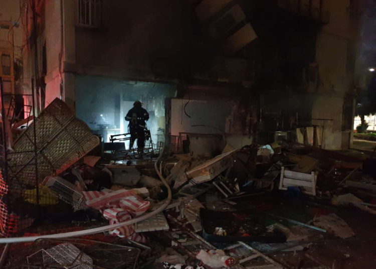 Tragedia en el Negev: bebé muere en incendio en casa, 8 niños heridos