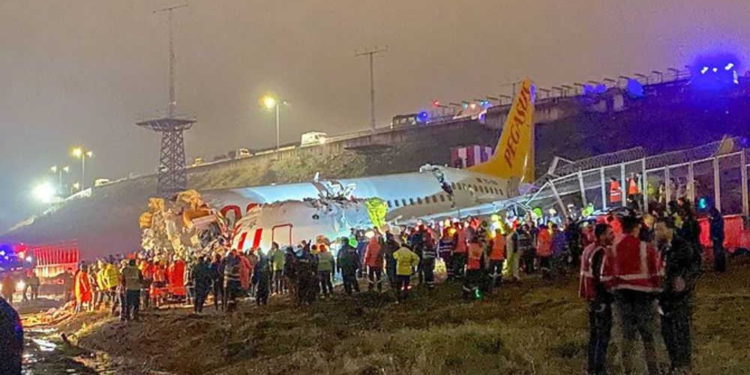 Avión se desliza fuera de la pista de aterrizaje en Estambul, un muerto y 156 heridos