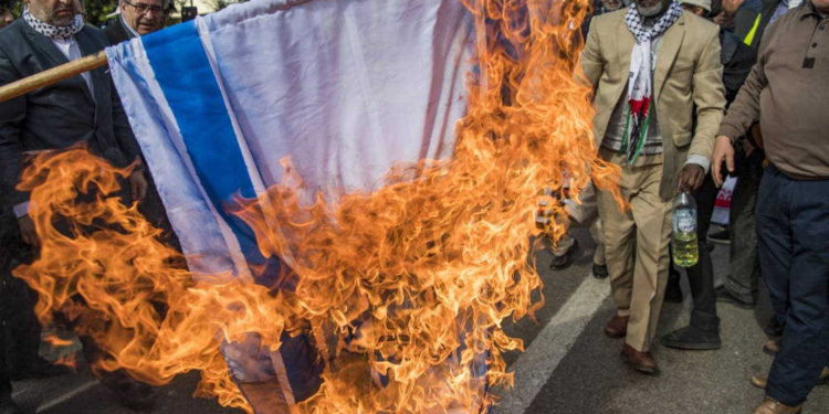 Bahrein encarcela a hombre durante 3 años por quemar bandera de Israel