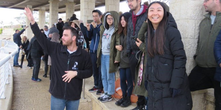Estudiantes chinos recorren el desierto de Judea y el Valle del Jordán